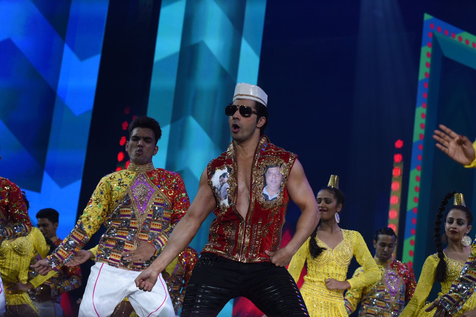 Varun Dhawan performs at IIFA Awards 2017.jpg