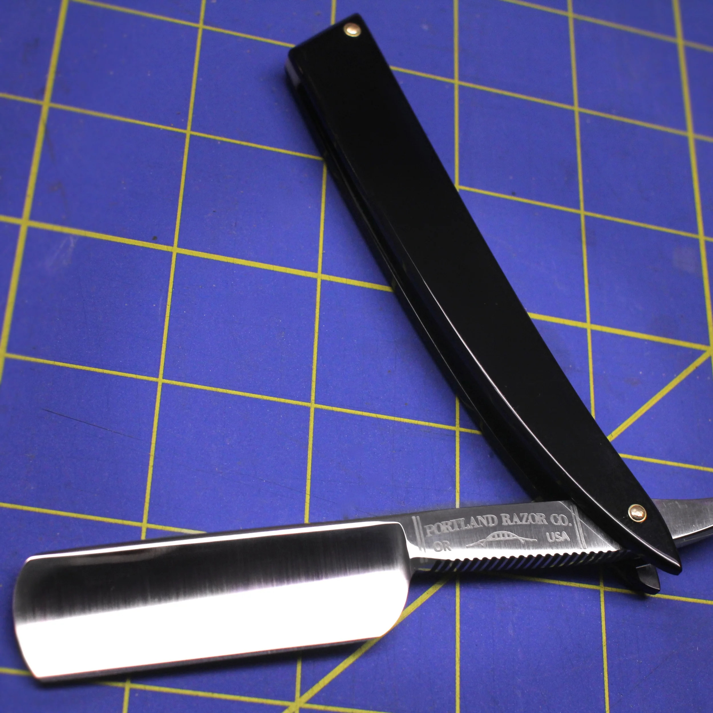 Detail of the "Shorty" straight razor.