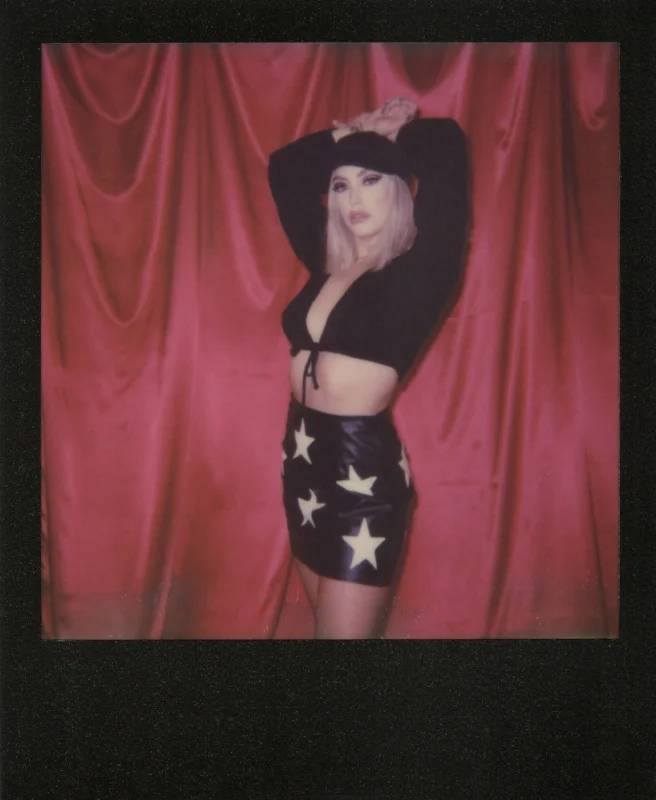 Apphia-Red-Curtain-Black-Frame-Polaroid-casenruiz.jpg