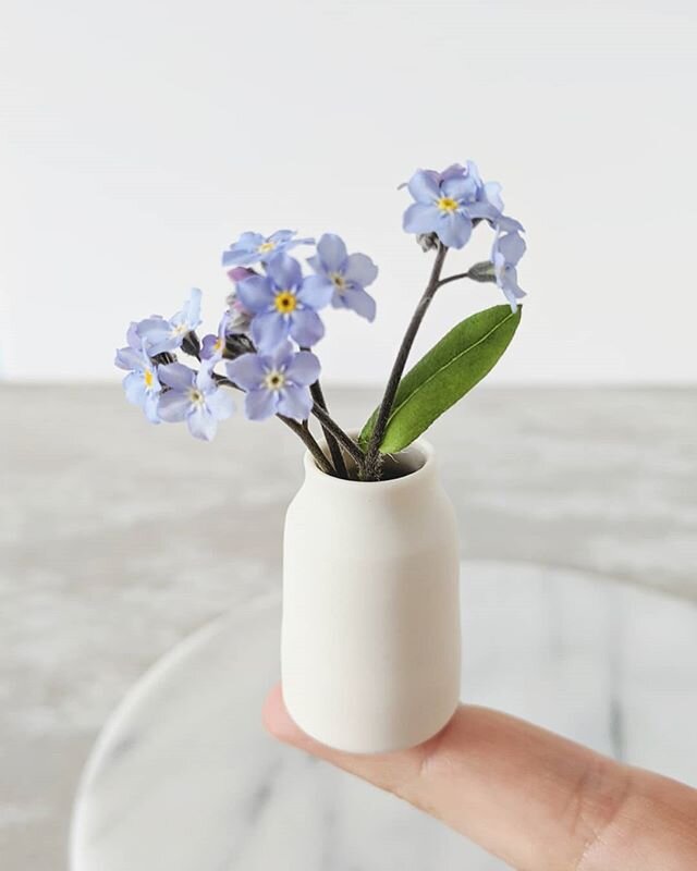 Giveaway ends 9pm this evening! 
To enter:
*Follow me on Instagram
*Tag a friend
*Comment below on what you might arrange in this tiny vase 🌿
.
Extra entry by signing up to my mailing list on www.elisabethbarry.com
.
Winner selected at random with f