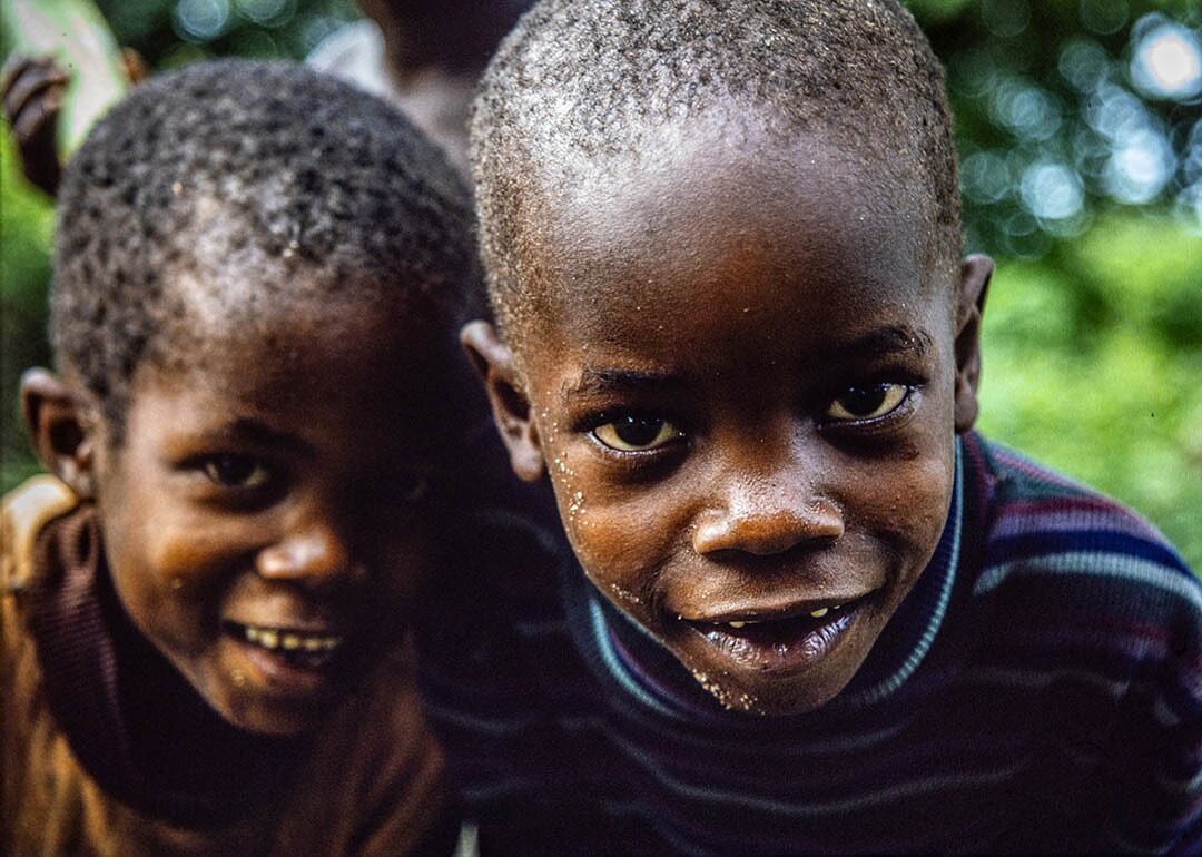 Nkhata Bay, Malawi, 1997. ⁠
⁠
⁠
#nkhatabay #malawi #africa #fromthearchive #lakemalawi #travel #faces #happyfaces #smile #kodachrome #jwbild
