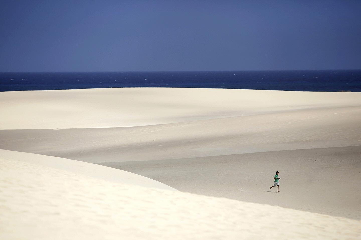 Corralejo, Fuerteventura, 2011. ⁠⁠
⁠⁠
#sanddunes #fuerteventura #travel #canaryisland #desert #beach #nature #jwbild #runing #landscape #sand #corralejo #ocean #summer  #fromthearchive