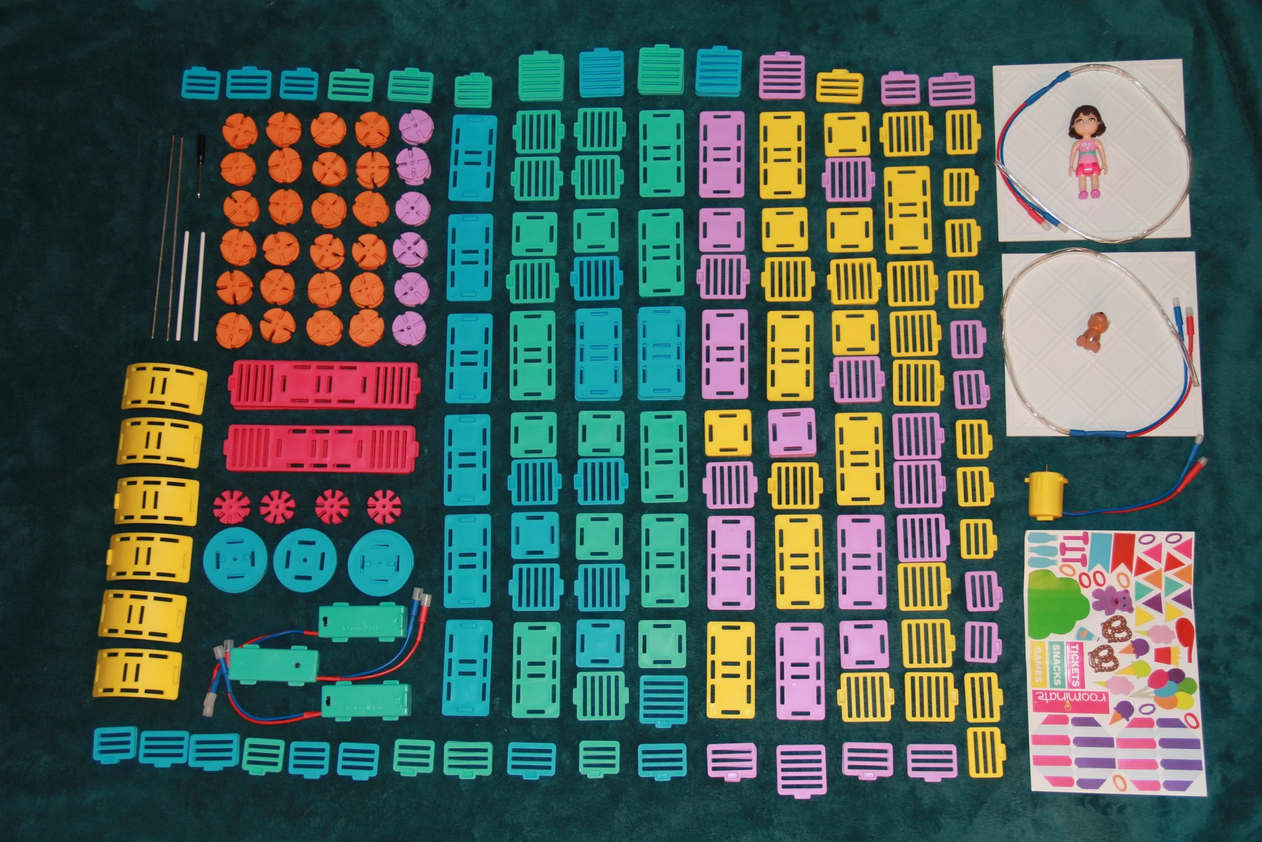 All of the Roominate Pieces! As for the electronics, it comes with 1 motor and 2 LED ropes!
