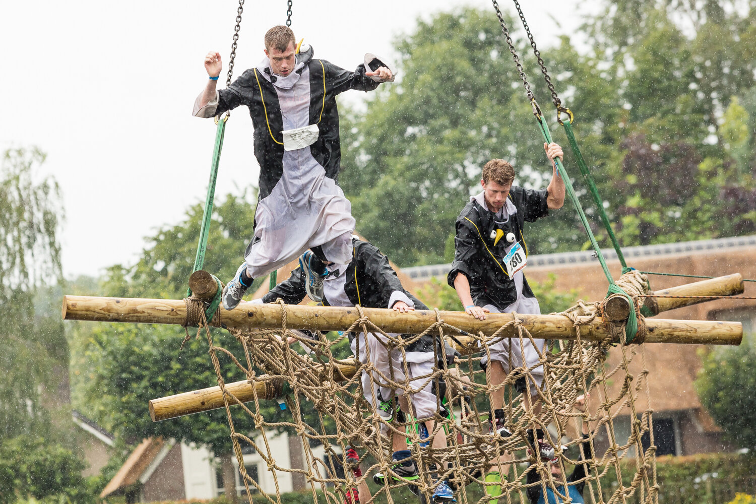 Klauteren en zwemmen in de grote vijver in Heino.