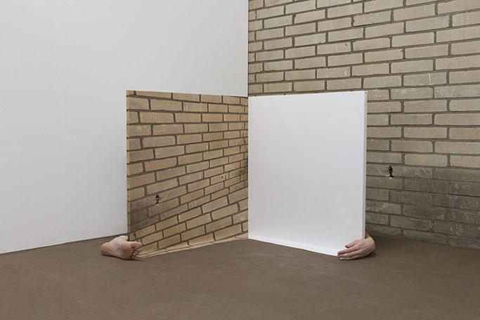 ONGOING PERFORMANCE Maureen Jonker creates an illusory and minimalistic environment where the two-dimensional and three-dimensional come together. The artist explores the relationship between the human body as prop or as an attribute and shows the sculptural approach of the body inside the self-created environments, thus using the human body as a layer of reality. The live registration of a human body, stretched and posed for a long time. Without the use of photo editing programs she keeps the effort of human activity and unevenness in her self-created environments. At TAF, Jonker invites visitors to become the performance and merge with the object. Step away from the fair, into a body-size 'house', an move as a pawn on a board game! Foto: Two Dimensionallity Of Space 1, 2017