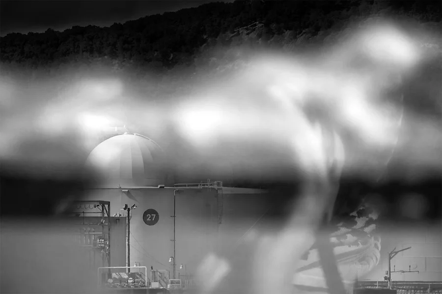  The Briefest Moment: Self-Portrait Documenting Modern Monuments 