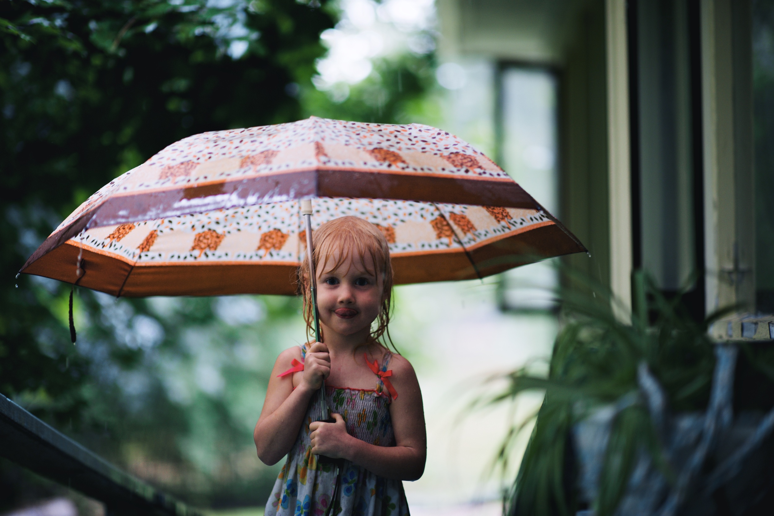 Maylea and Aliza in the rain 8.jpg