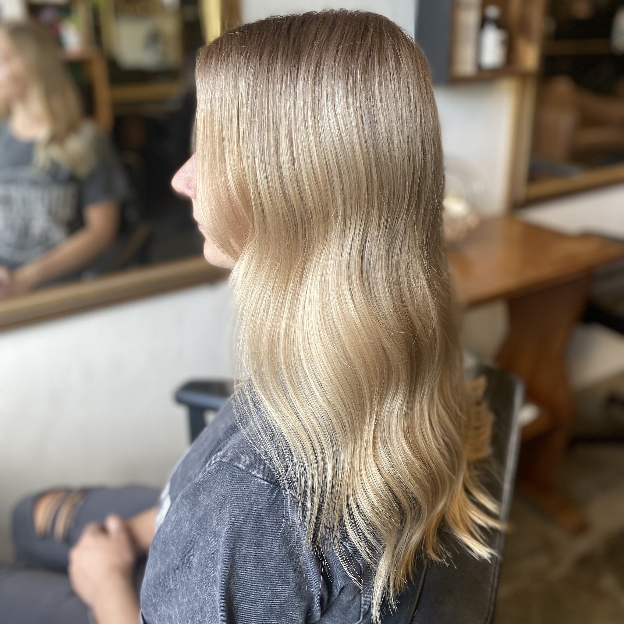 Gorgeous use of Original Mineral Clean Liquids High Gloss Range with @emma_morphhaircare. Thanks Emma for joining the Brooke + Sachi team for a morning of creativity. The perfect blend out of blonde to a Warm Winter-y lived in Blonde with a transpare