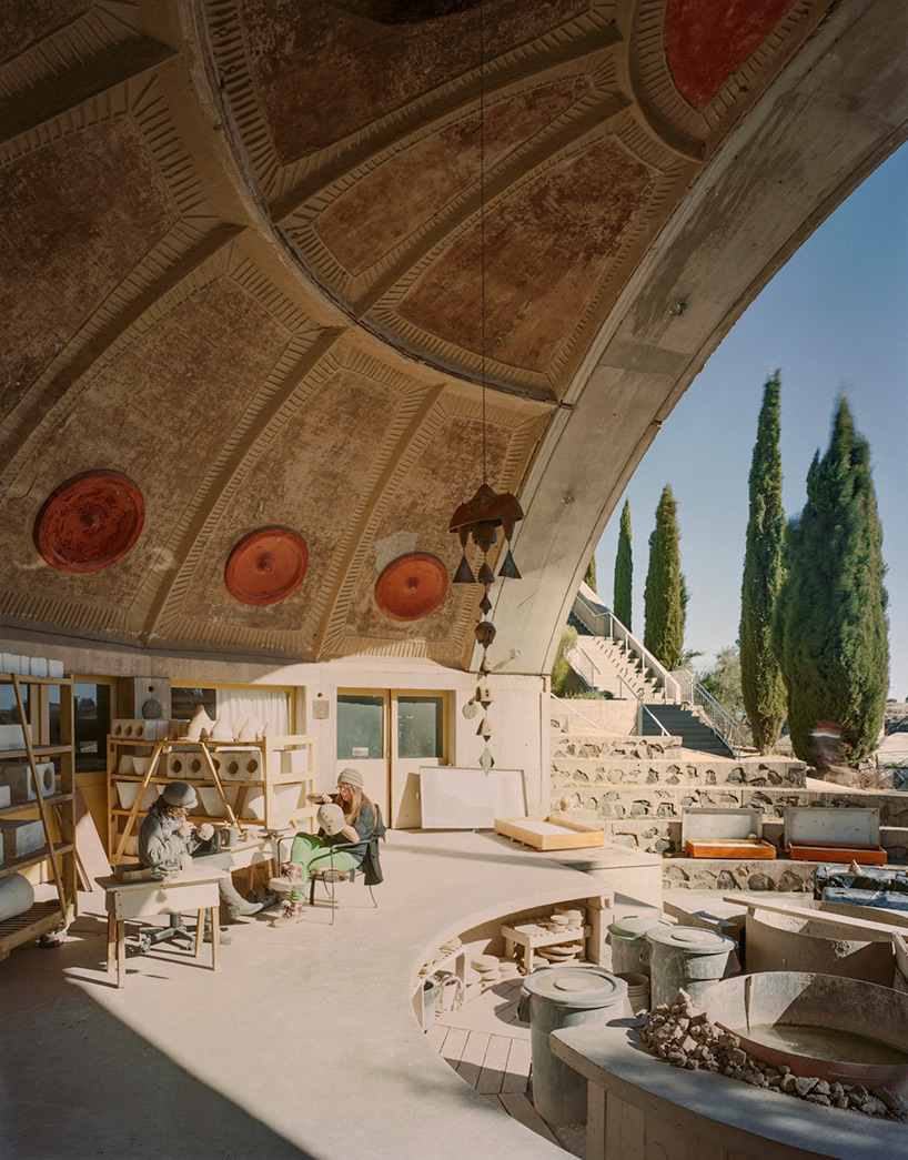 arcosanti-experimental-desert-town-arizona-paolo-soleri-designboom-02.jpg