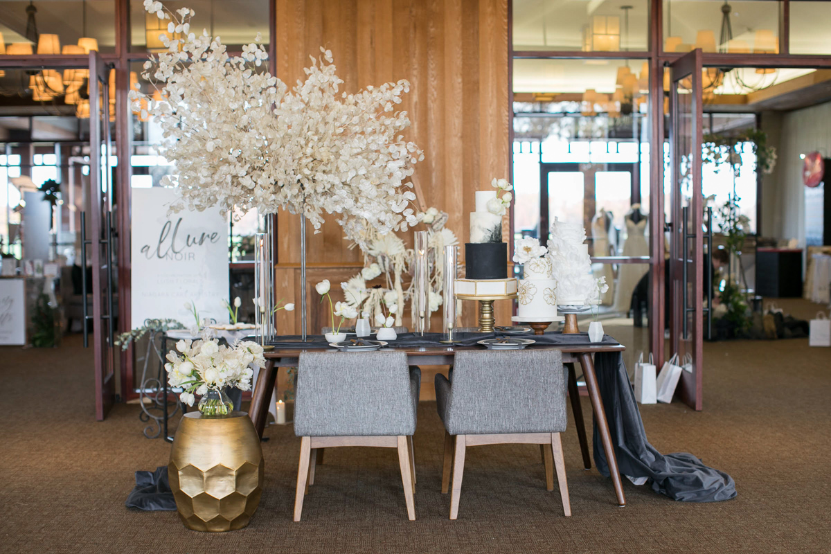 wedding day tablescape  at legends on the niagara