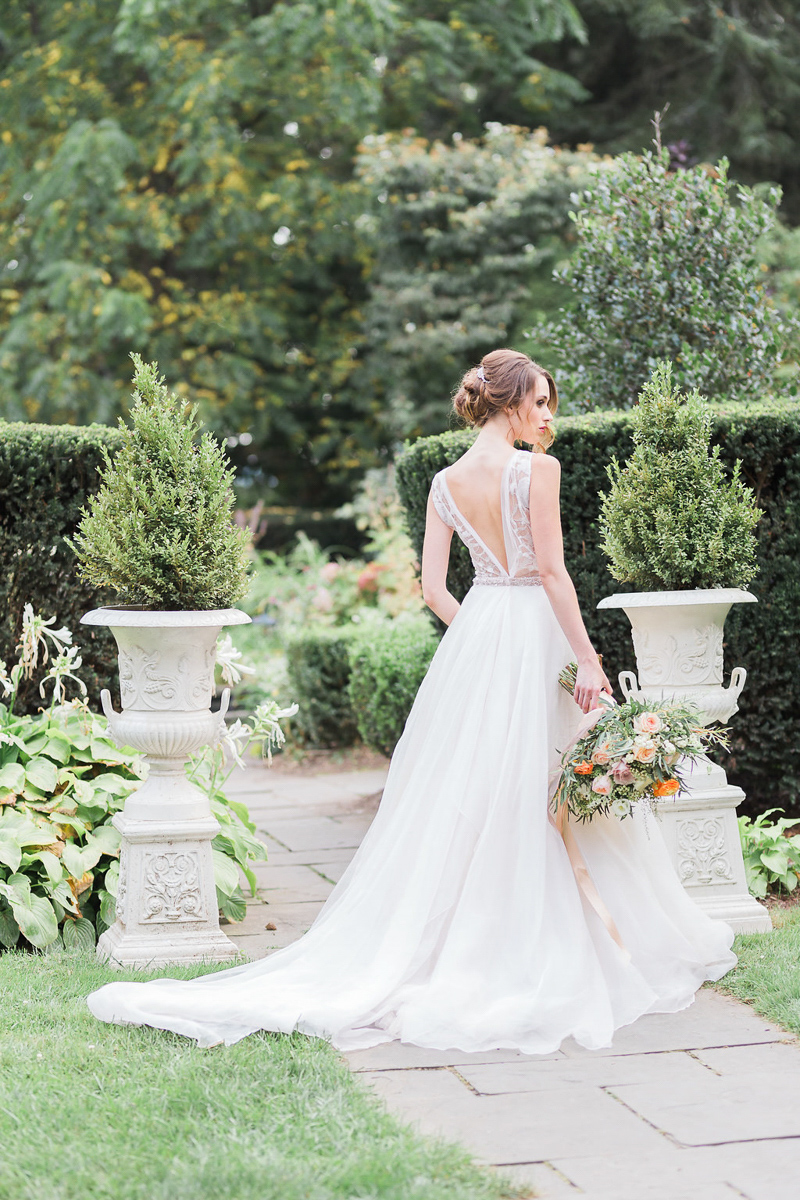 lucy-tran-photography-vineyard-bride-swish-list-gracewood-estates-kurtz-orchards-niagara-on-the-lake-wedding-editorial-9.jpg