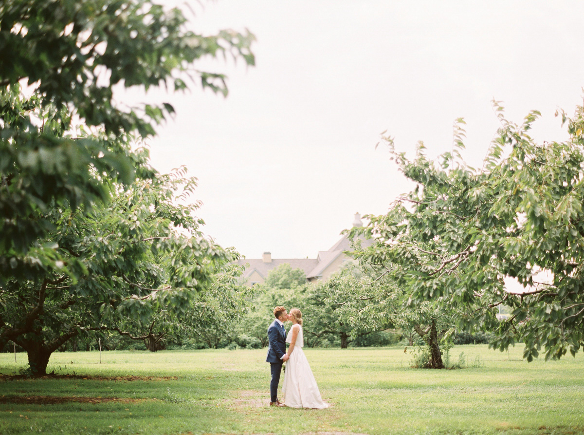 andrew-mark-photography-vineyard-bride-swish-list-kurtz-orchards-niagara-on-the-lake-wedding-32.jpg