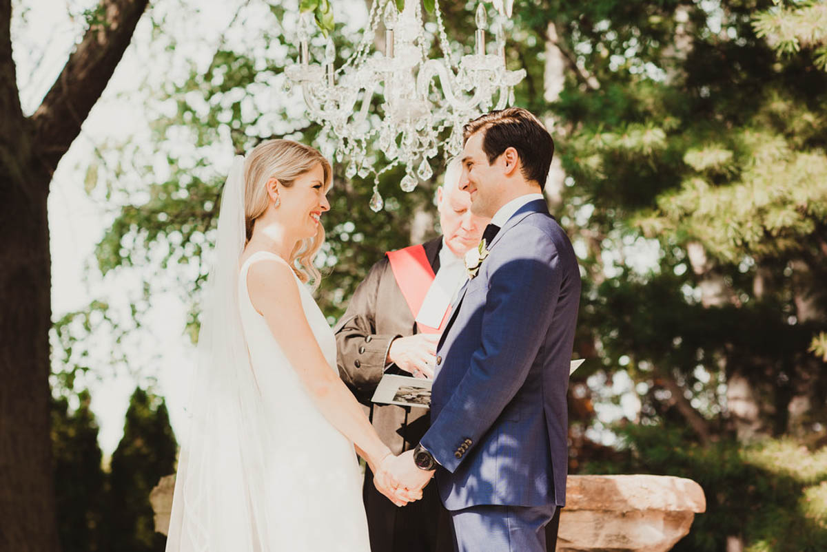 vineyard-bride-honsberger-estate-winery-niagara-wedding-kat-rizza-photography-vineyard-barn-014.jpg