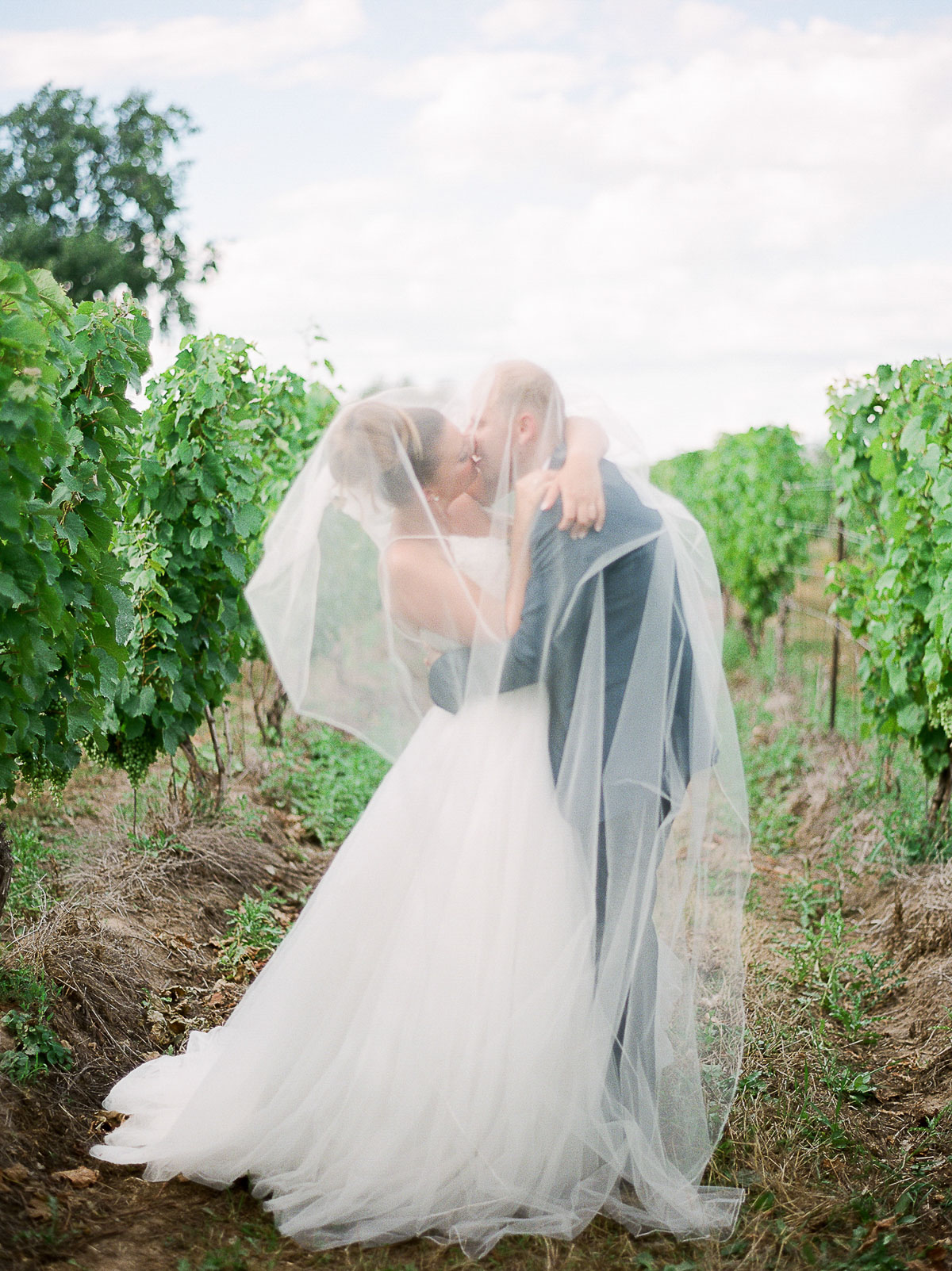 1486-photography-vineyard-bride-swish-list-legends-estate-winery-beamsville-wedding-28.jpg