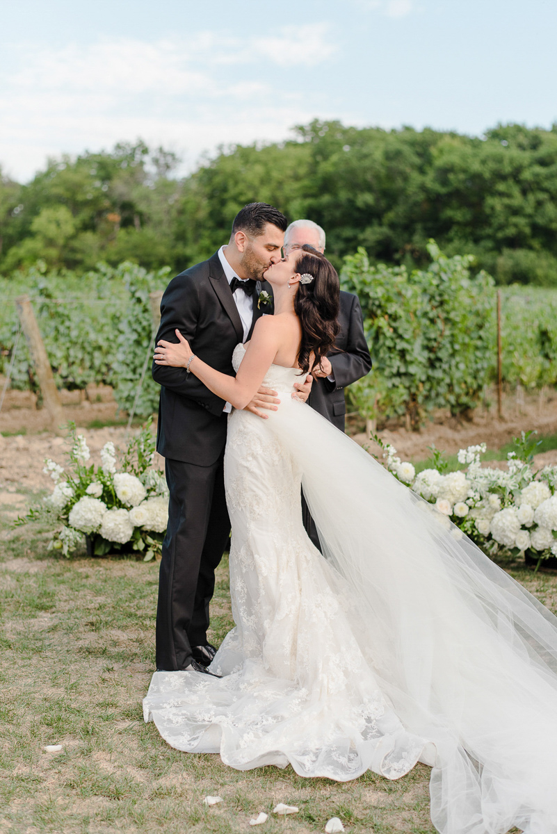 mango-studios-vineyard-bride-swish-list-chateau-des-charmes-niagara-on-the-lake-wedding-12.jpg