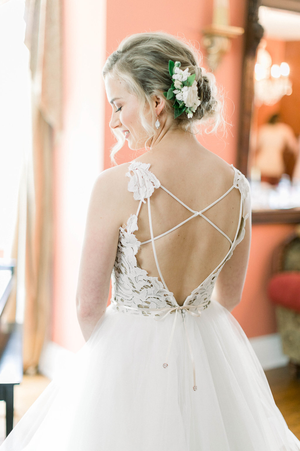 elizabeth-in-love-vineyard-bride-swish-list-gracewood-estate-niagara-on-the-lake-wedding-10.jpg