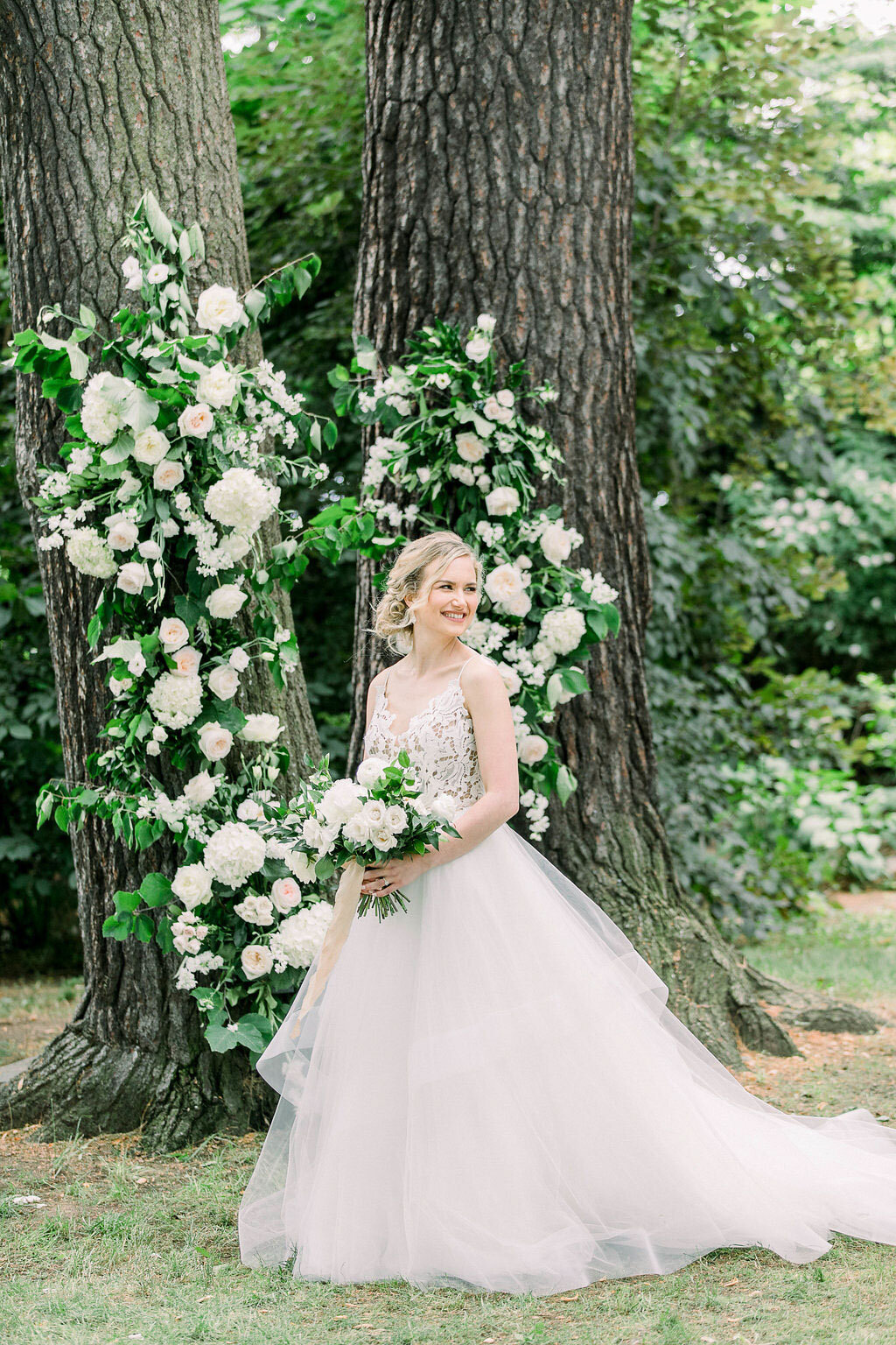 elizabeth-in-love-vineyard-bride-swish-list-gracewood-estate-niagara-on-the-lake-wedding-34.jpg