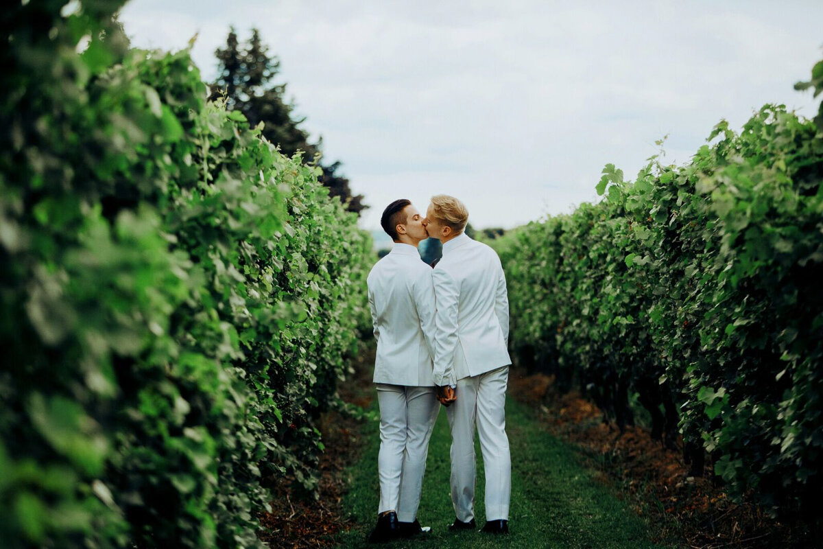 ooh-la-la-designs-vineyard-bride-swish-list-legends-estate-winery-beamsville-wedding-40.jpg