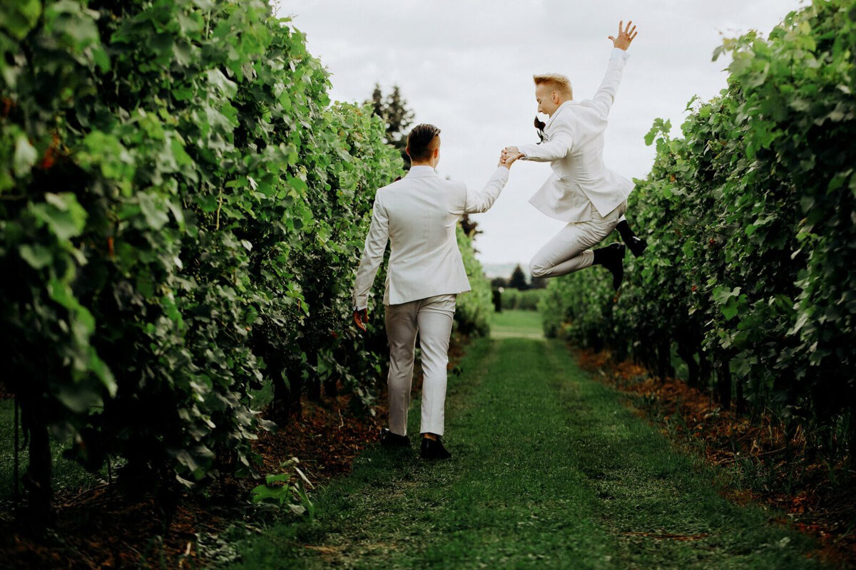 ooh-la-la-designs-vineyard-bride-swish-list-legends-estate-winery-beamsville-wedding-41.jpg