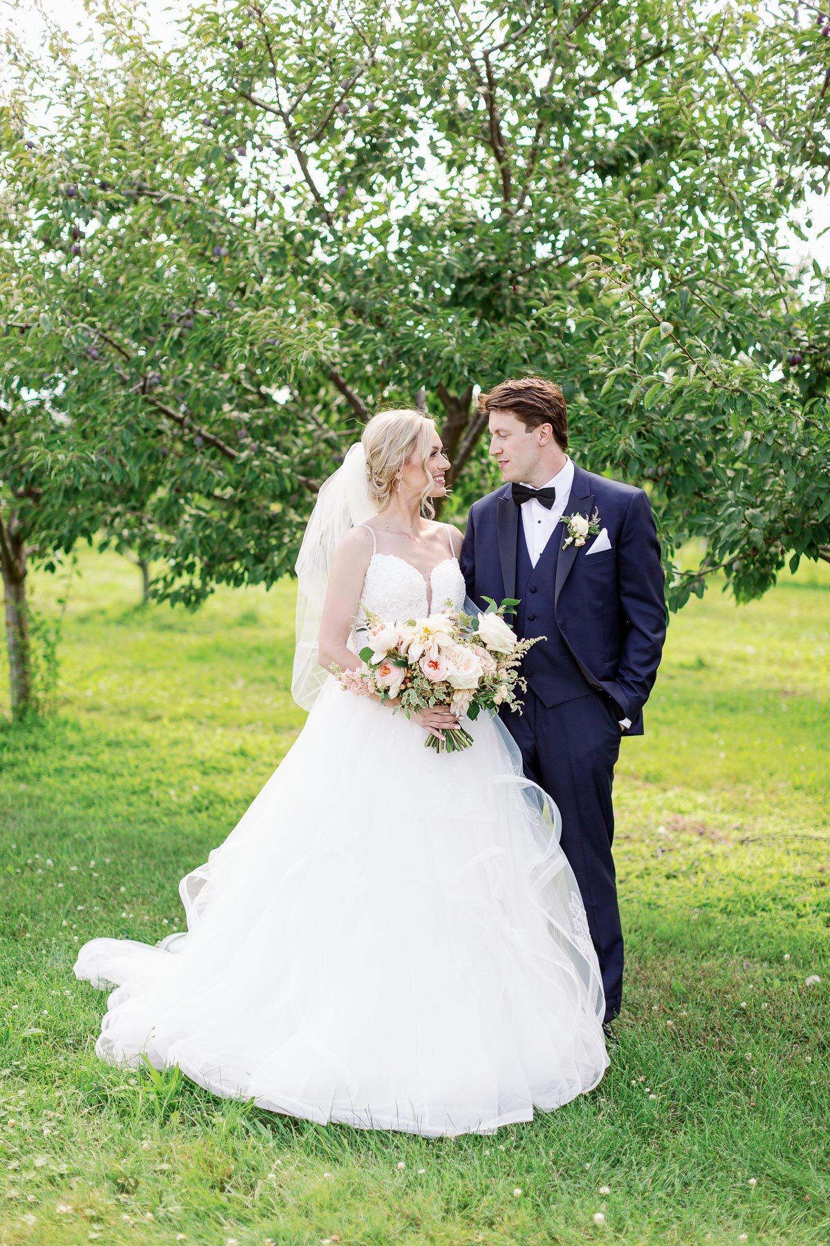 brittany-williams-photography-vineyard-bride-swish-list-kurtz-orchards-niagara-on-the-lake-wedding-40.jpg