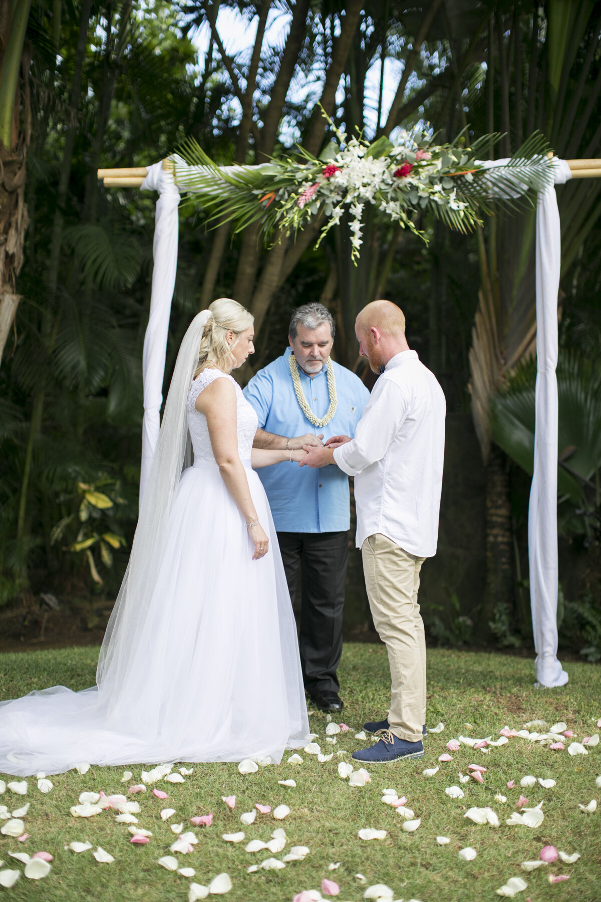 Oahu-Hawaii-Wedding-Photographers-Destination-Wedding-Photographers-Vineyard-Bride-Swish-List-photo-by-Philosophy-Studios-0040.JPG