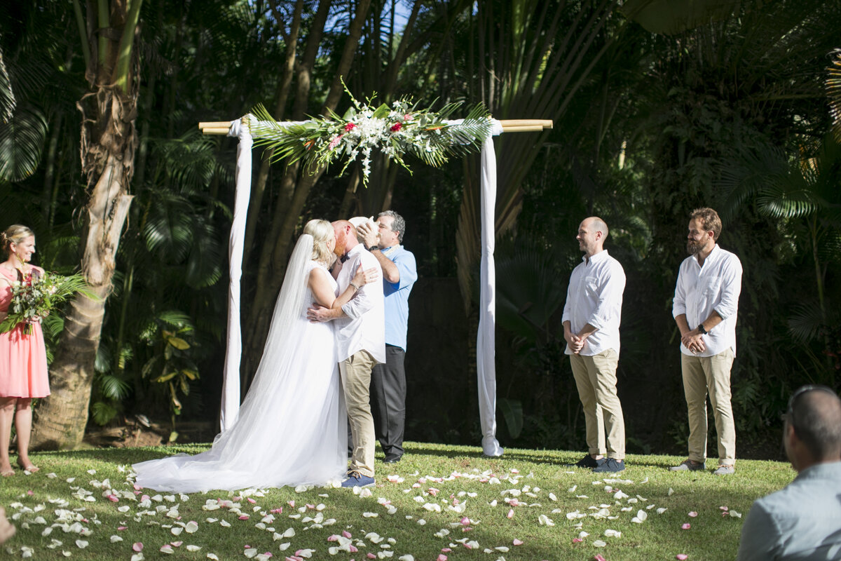 Oahu-Hawaii-Wedding-Photographers-Destination-Wedding-Photographers-Vineyard-Bride-Swish-List-photo-by-Philosophy-Studios-0041.JPG