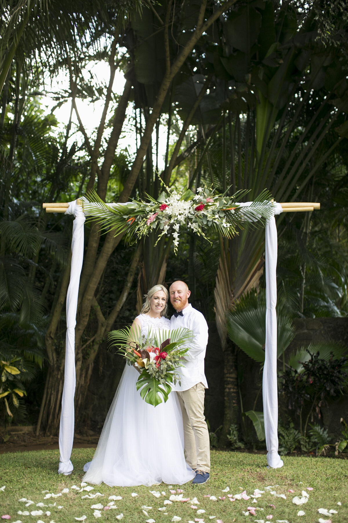 Oahu-Hawaii-Wedding-Photographers-Destination-Wedding-Photographers-Vineyard-Bride-Swish-List-photo-by-Philosophy-Studios-0044.JPG