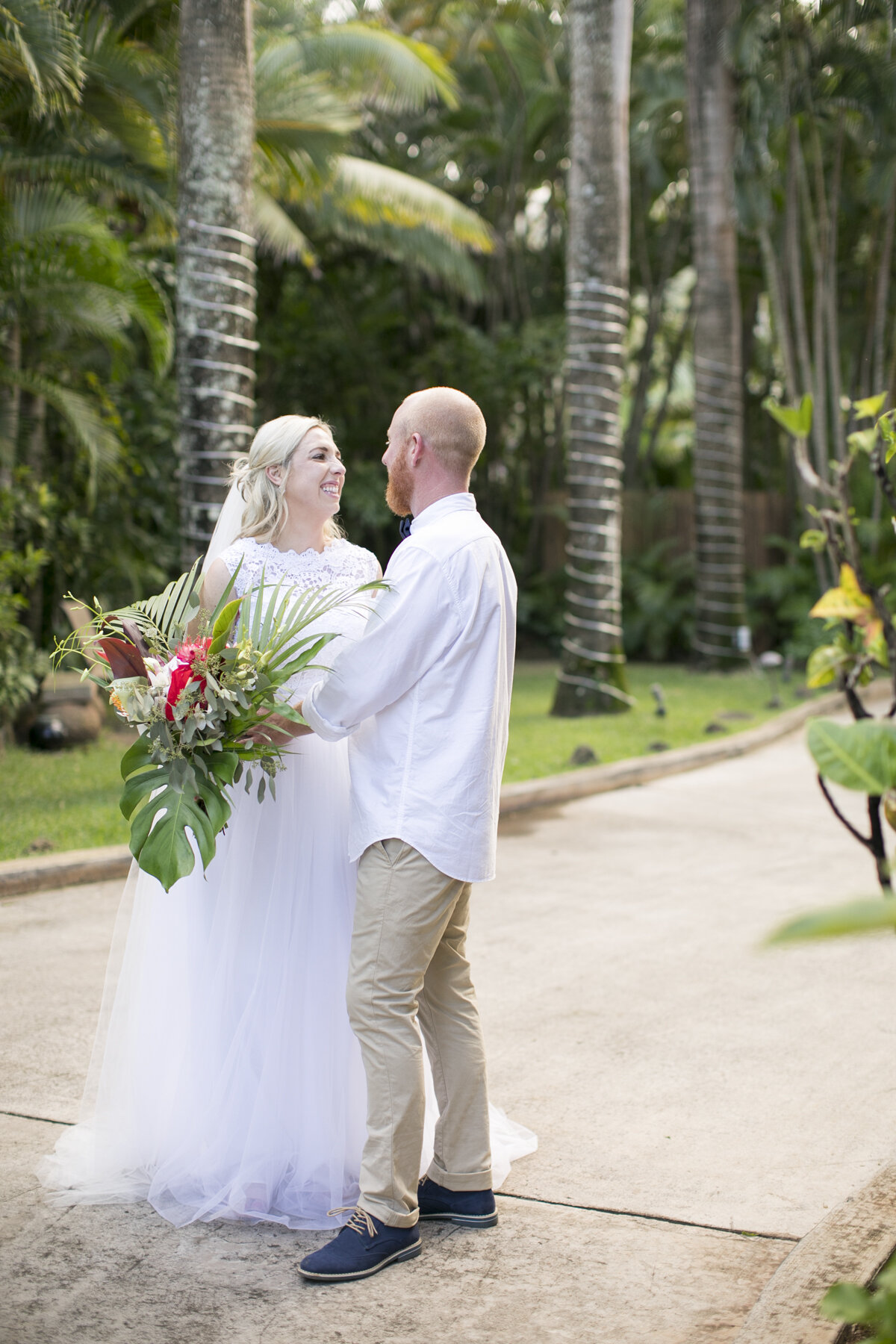 Oahu-Hawaii-Wedding-Photographers-Destination-Wedding-Photographers-Vineyard-Bride-Swish-List-photo-by-Philosophy-Studios-0050.JPG