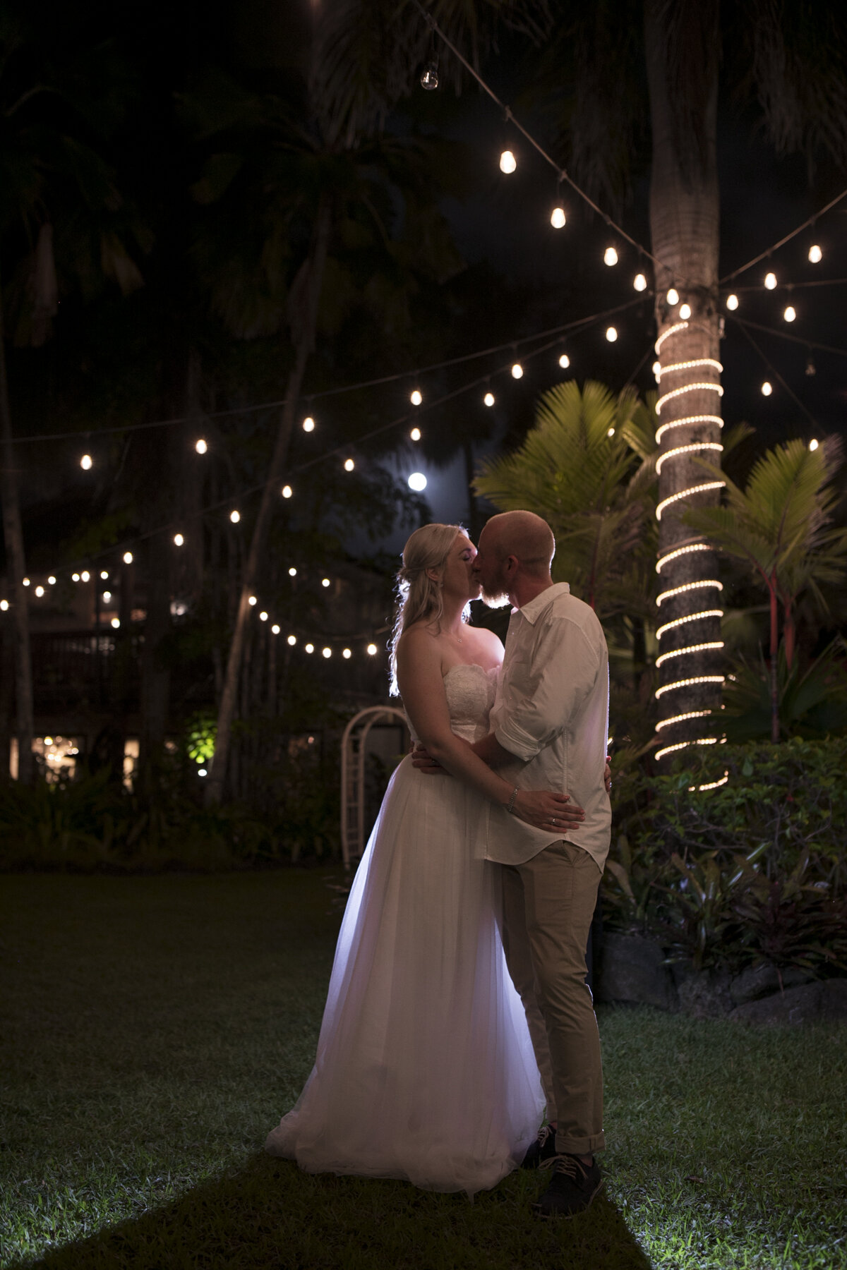 Oahu-Hawaii-Wedding-Photographers-Destination-Wedding-Photographers-Vineyard-Bride-Swish-List-photo-by-Philosophy-Studios-0070.JPG