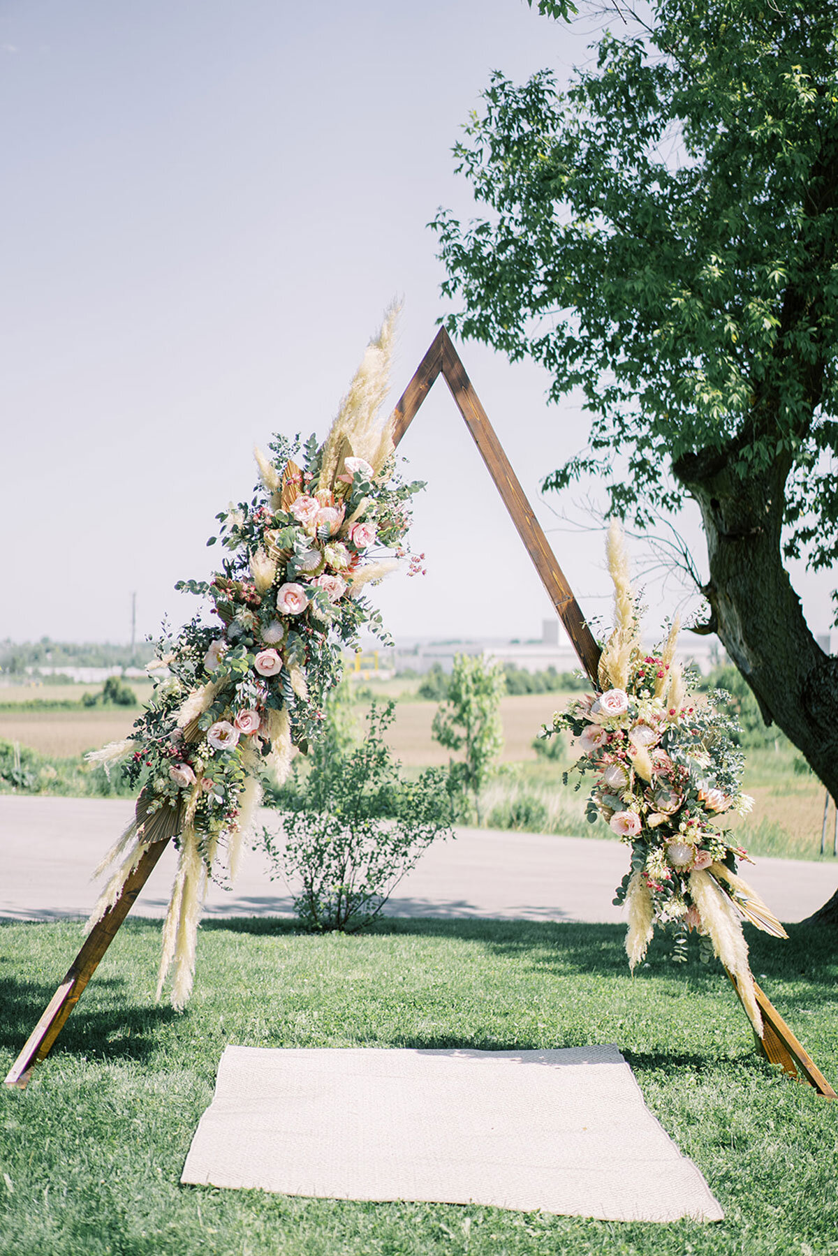 Sue-Gallo-Designs-Wedding-Florist-in-Southern-Ontario-Vineyard-Bride-The-Swish-List-0005.JPG