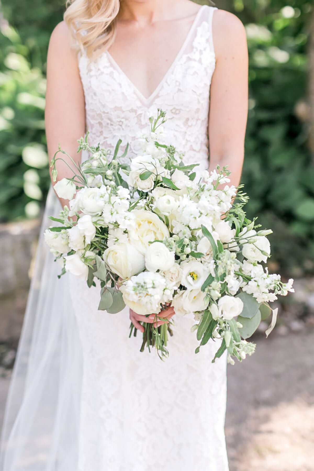 Sue-Gallo-Designs-Wedding-Florist-in-Southern-Ontario-Vineyard-Bride-The-Swish-List-0007.JPG