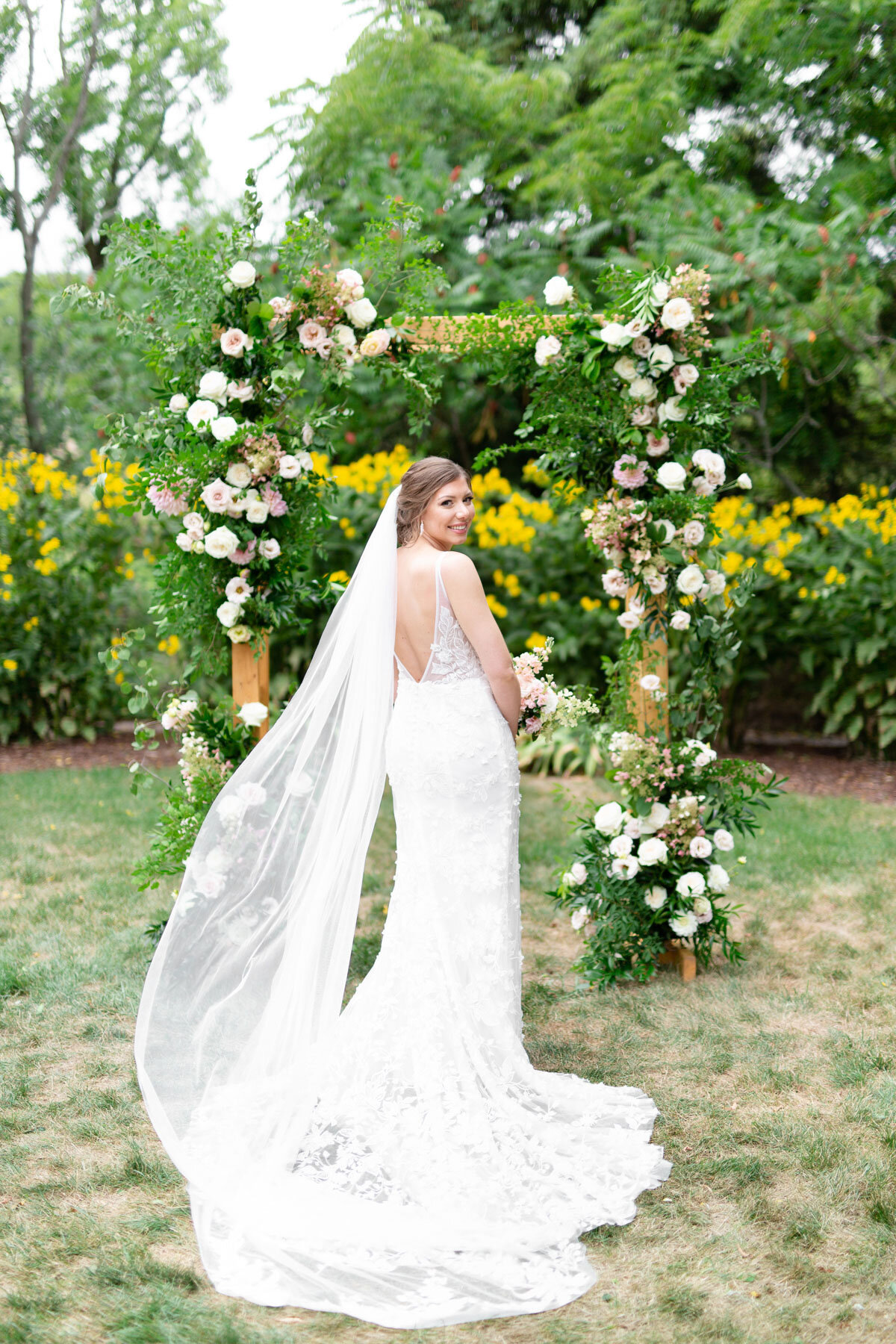 livi-shaw-photography-vineyard-bride-swish-list-rosemount-on-the-bench-beamsville-wedding-21.jpg