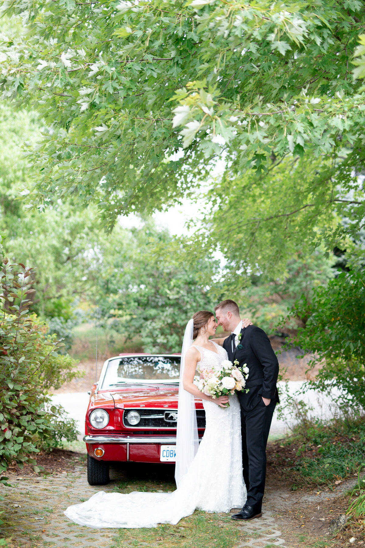 livi-shaw-photography-vineyard-bride-swish-list-rosemount-on-the-bench-beamsville-wedding-27.jpg