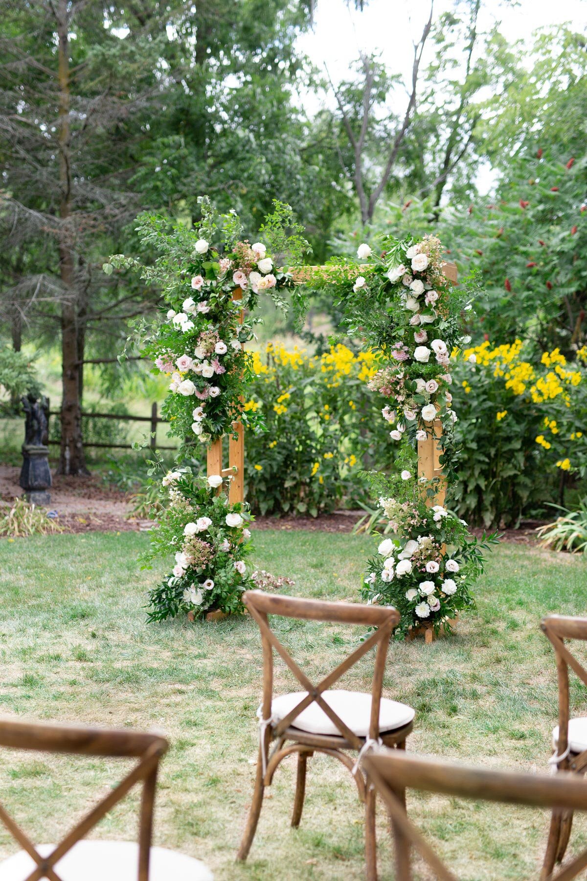 livi-shaw-photography-vineyard-bride-swish-list-rosemount-on-the-bench-beamsville-wedding-30.jpg