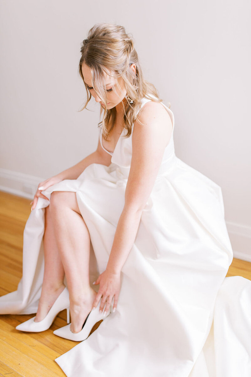 kayla-potter-photography-vineyard-bride-swish-list-the-loe-studio-burlington-wedding-editorial-42.jpg