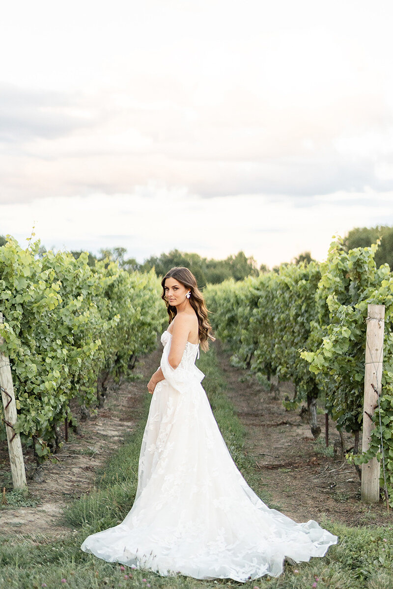 dylan-and-sandra-photography-vineyard-bride-swish-list-kurtz-orchards-niagara-on-the-lake-wedding-editorial-17.jpg