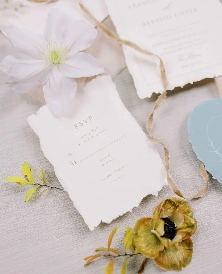 Still dreaming about these autumn florals and candlelit moments at Graydon Hall Manor. If you missed this romantic editorial on the blog, now&rsquo;s the perfect time to enjoy every detail.⁠
⠀⠀⠀⁠
Find the feature through the link in our bio. ⁠
⁠
#bri