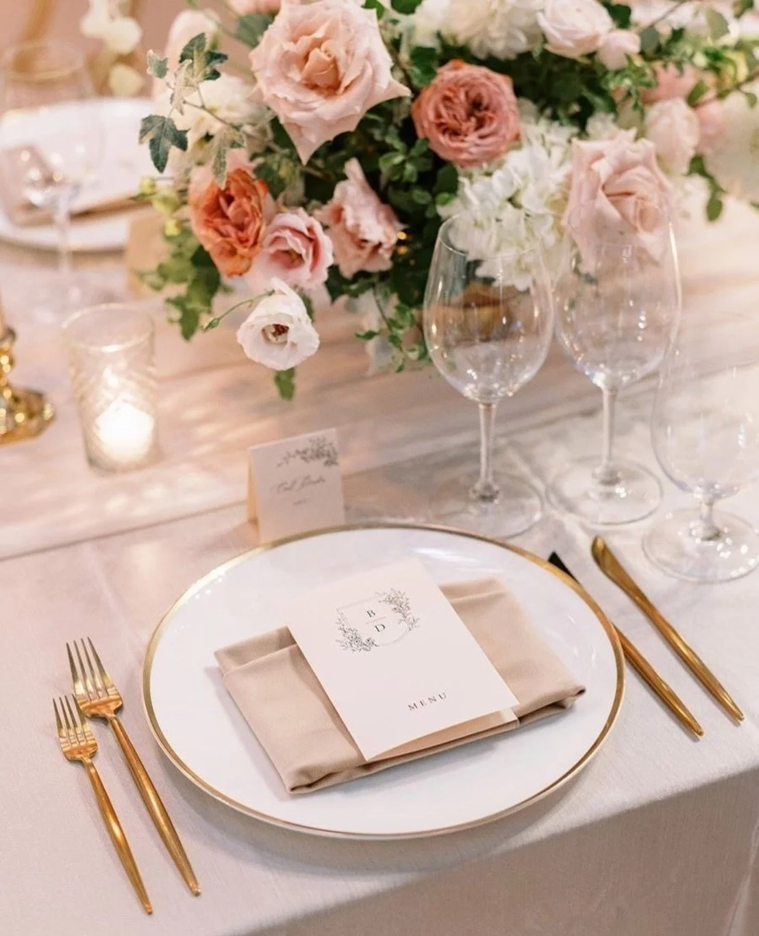 This Stratus Vineyards celebration blends clean architectural lines with natural vineyard views, creating an effortlessly elegant setting for Brandi and Doug&rsquo;s timeless wedding day.⁠
⁠
Visit the blog for more of this vineyard favourite.