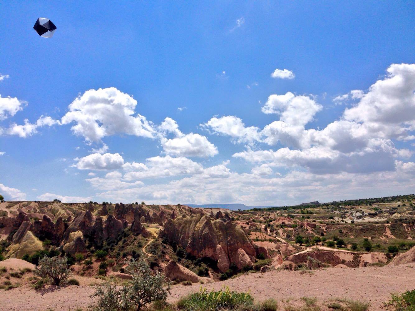 An aerosolar sculpture made by former Becoming Pilot seminar student Alexander Bouchner flying above Cappadocia, during the Cappadox Arts Festival, May 2016. Photography by Sasha Engelmann.