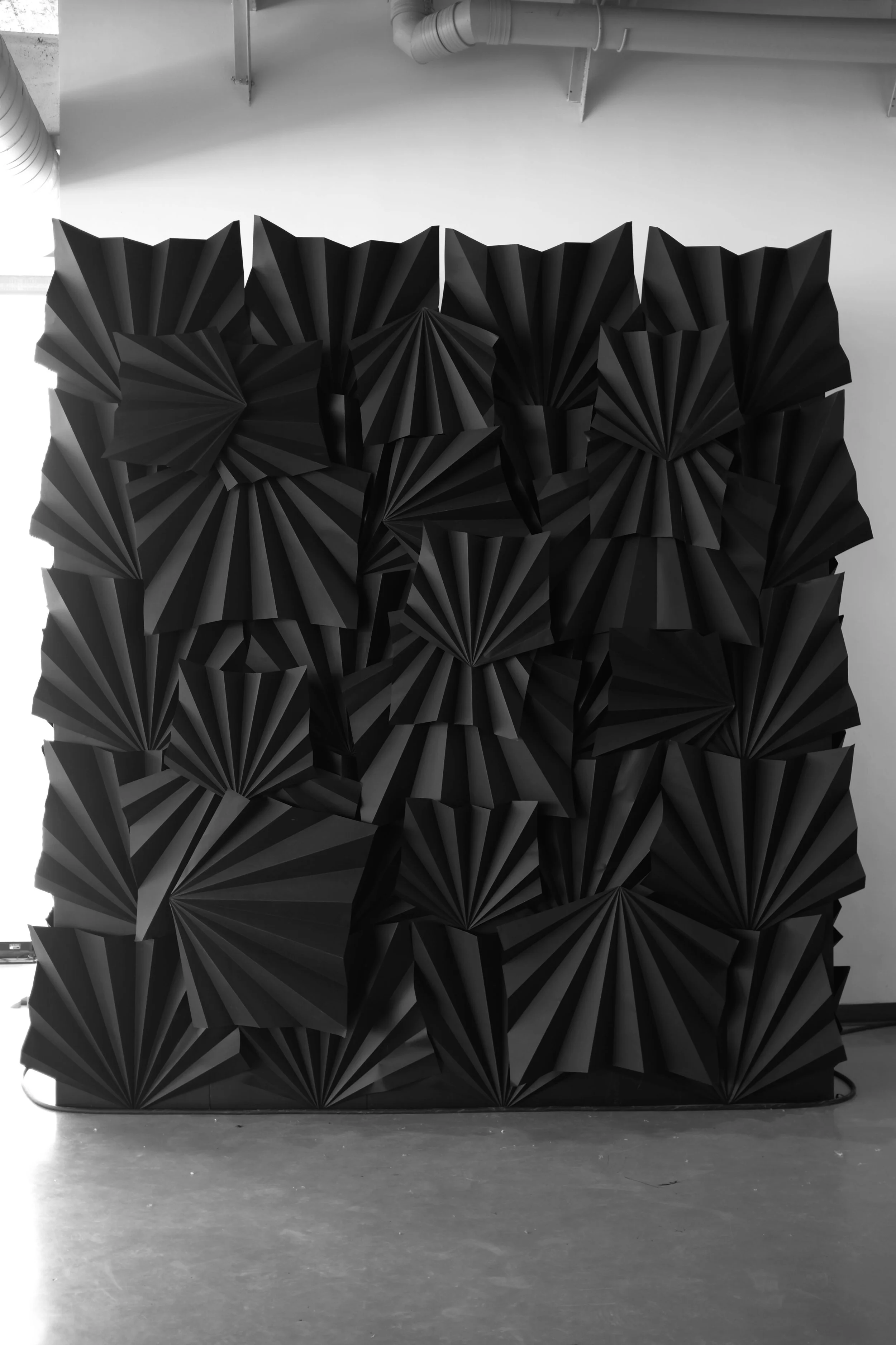 miss-cloudy-pauline-loctin-paper-art-folding-origami-installation-murale-black-wall.jpg