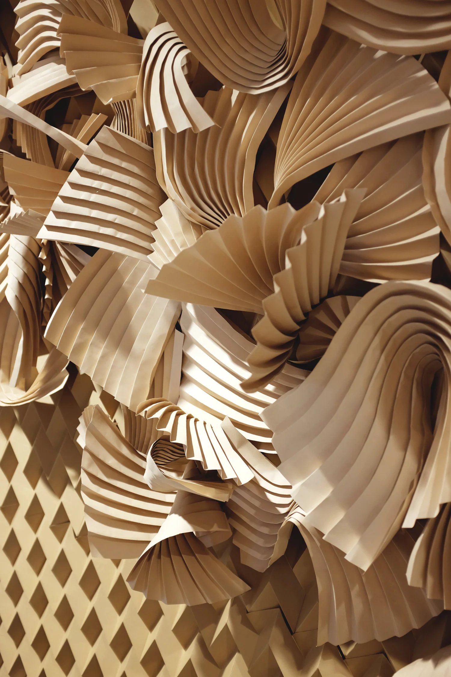 miss-cloudy-folding-paper-art-dune-knot-on-my-planet-holt-renfrew-doutzen-mural-sable-colorplan-pauline-loctin-18.jpg