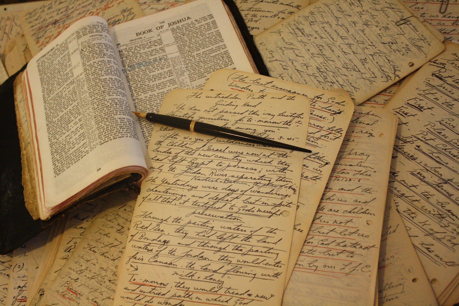 misscarawrites-bible-3424788_1920.jpg