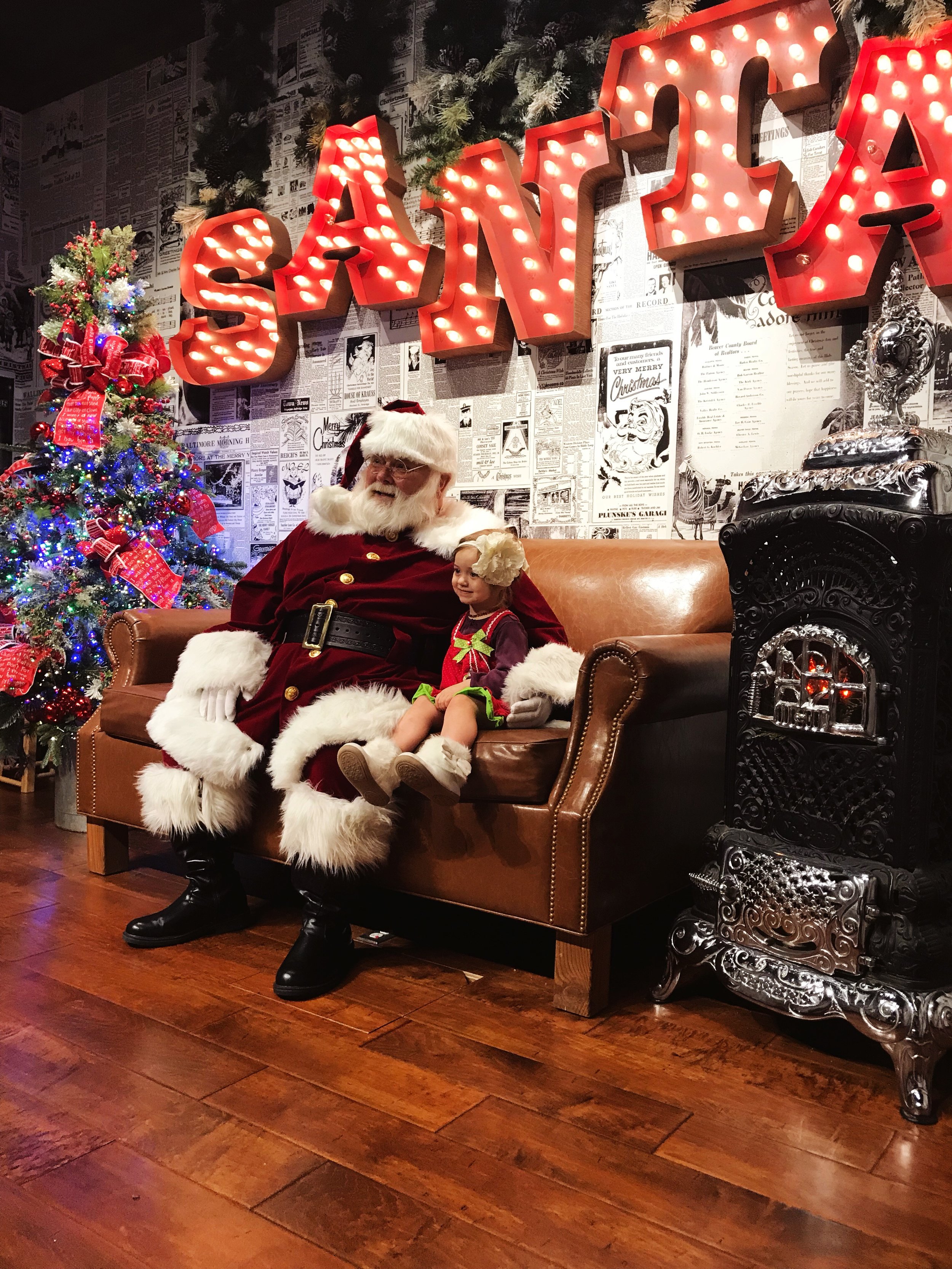 Santa Photos at The Christmas Place in Pigeon Forge, Tennessee | Mallorie Owens