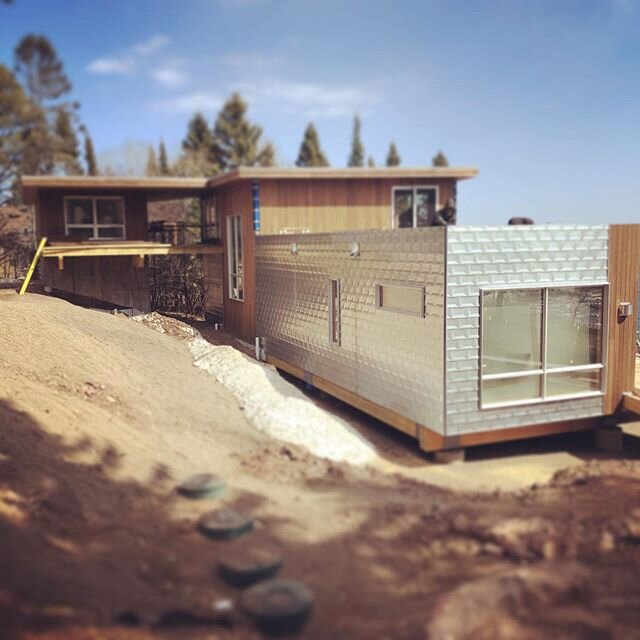 Nestled on the shore...#lakesuperior 
#moderncabin #modernhome #zalmag #thermallymodifiedtimber #ipe #cleanwatersupportsus @millenniumforms @advantagelumber @loewenwindows