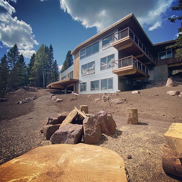 Who&rsquo;s ready for the weekend?
.
..
#moderncabin #modernhome #lakecabin #lakesuperior #firepit #thermallymodifiedwood #zalmag #ipe #cablerail @millenniumforms @loewenwindows @advantagelumber