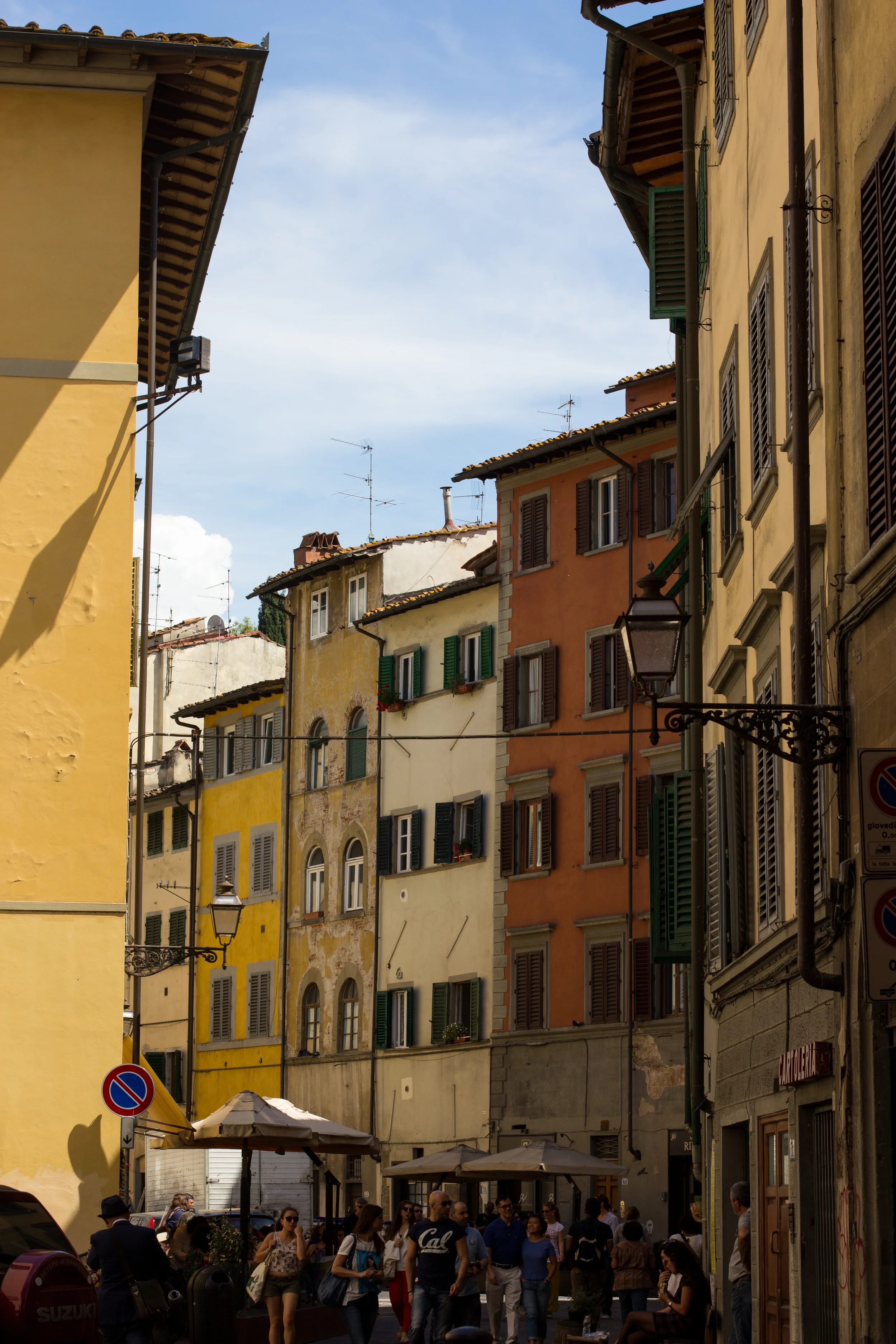Cute, narrow, crowded Italian streets