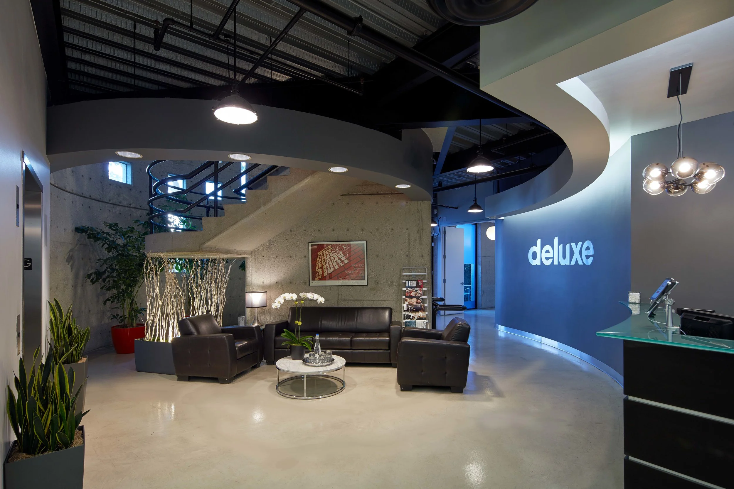 Deluxe-Hollywood-Lobby-Area-towards-hallway-Edit.jpg