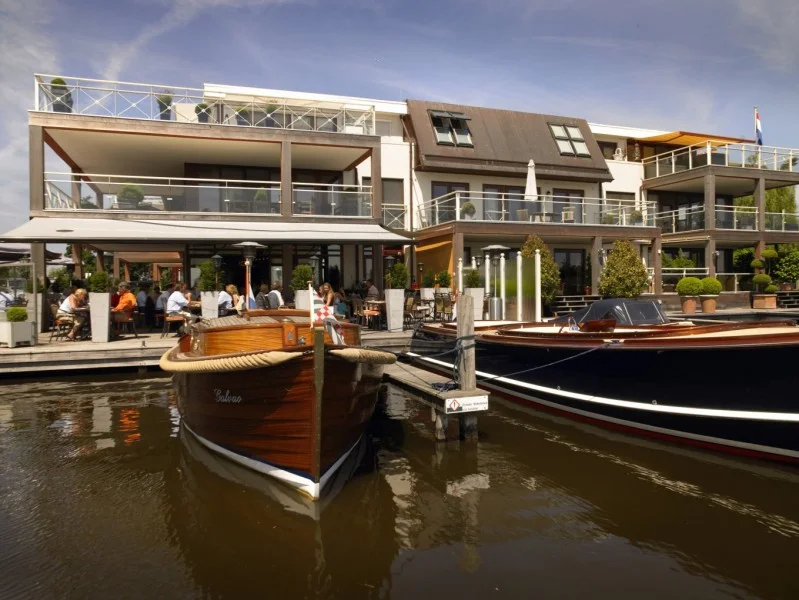 hotel vorokant met boten aangelegd klein.jpg