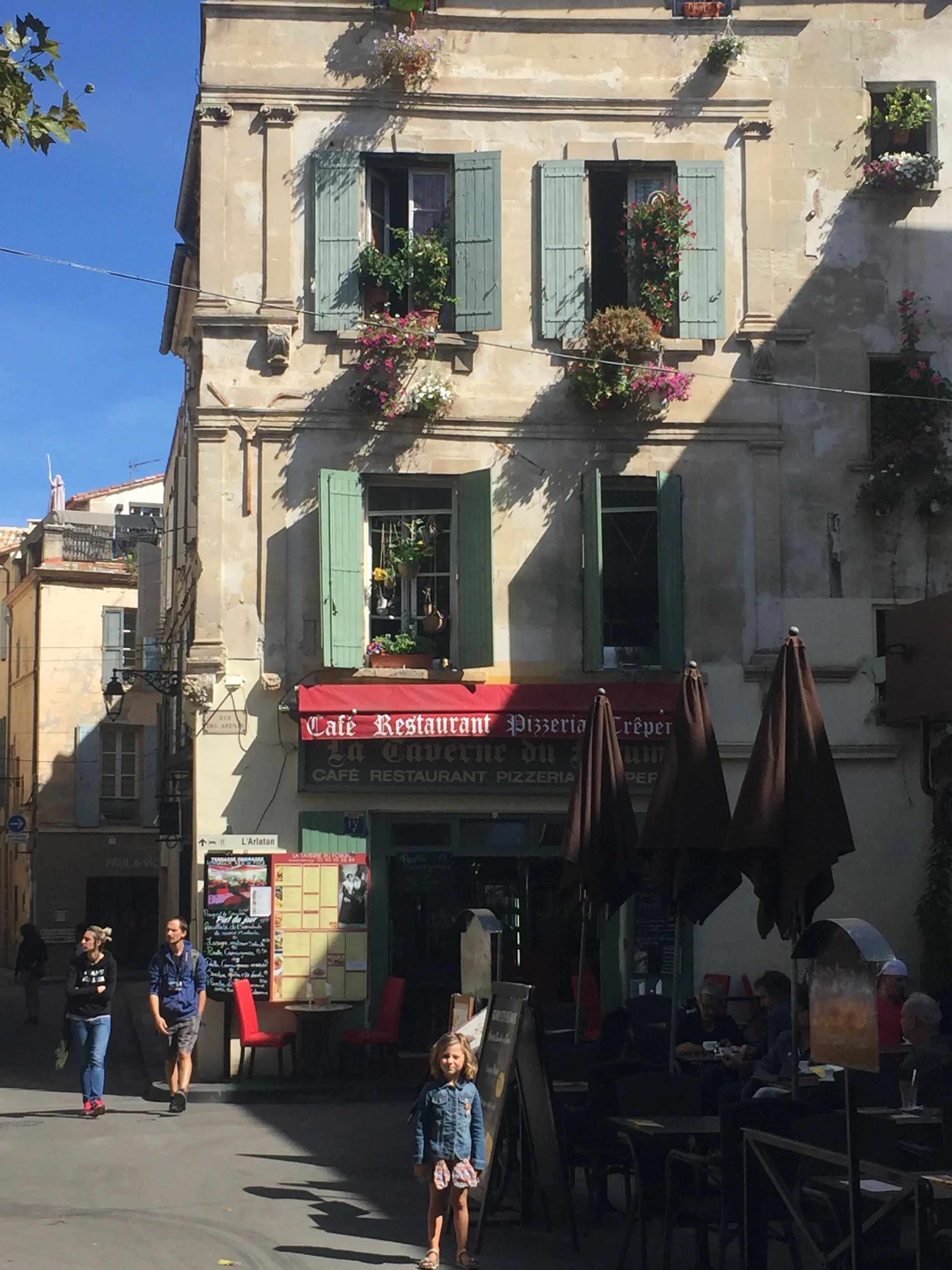 piccola viaggiatrice in Place du Forum