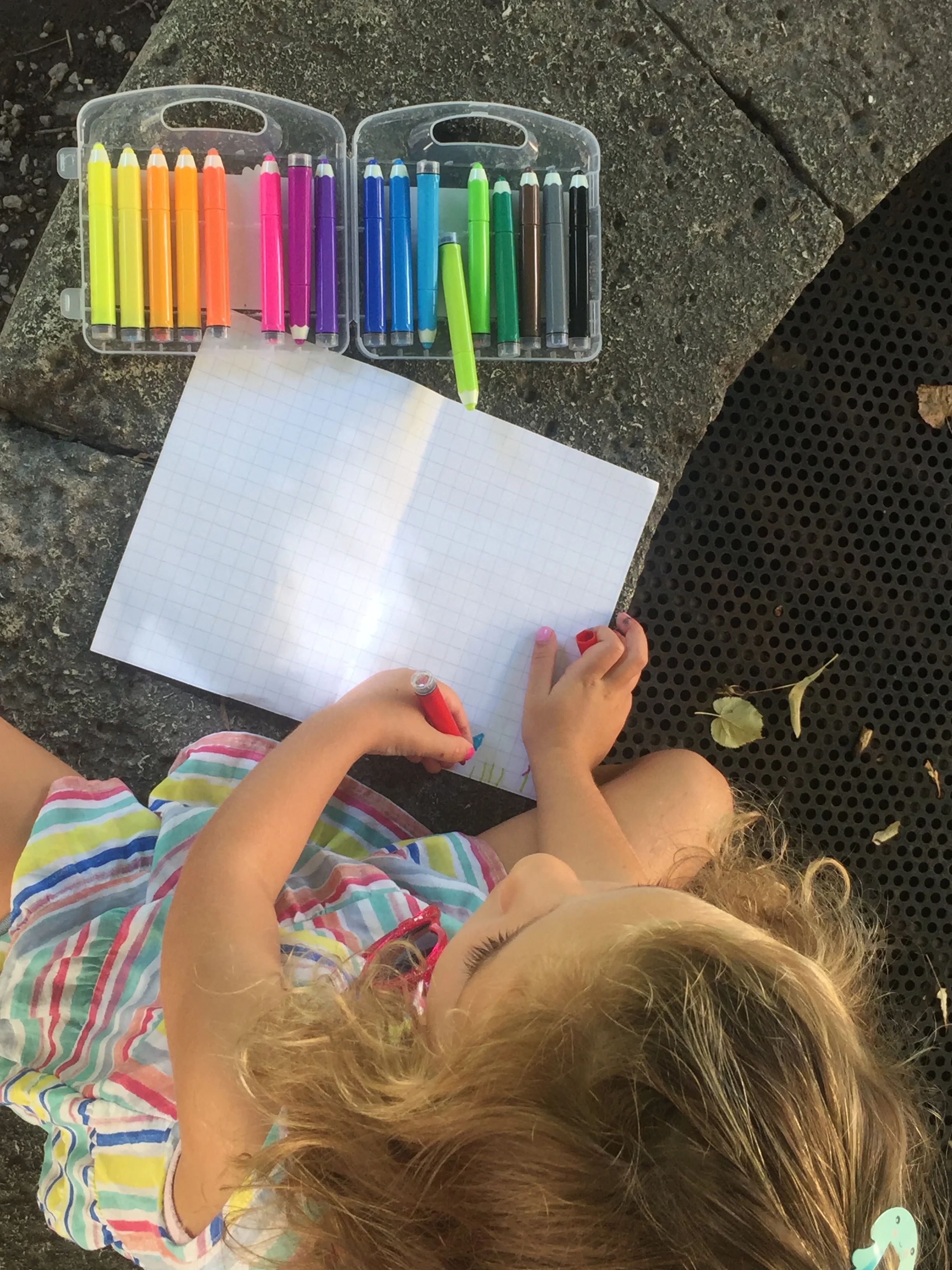 Mini artista che coglie l'ispirazione all'Espace Van Gogh